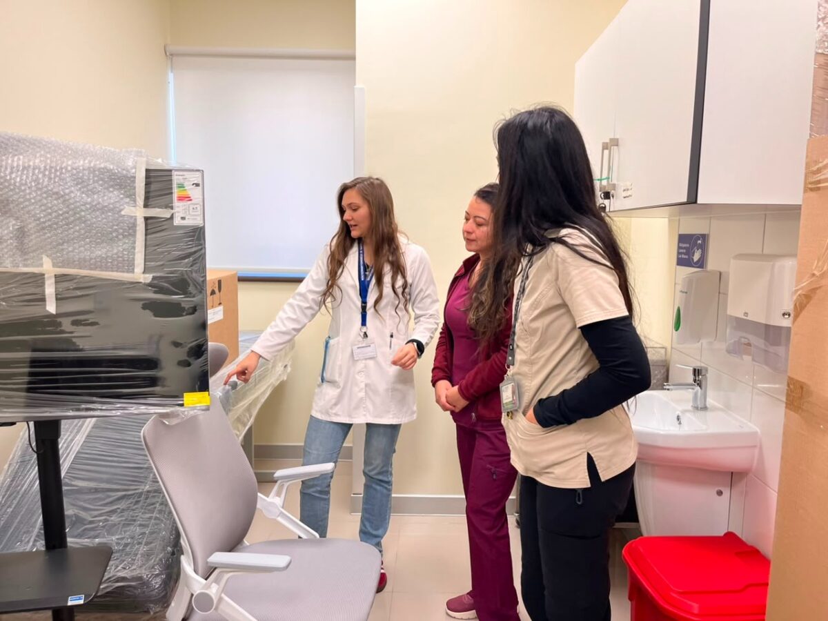 Especialistas evaluando equipamiento técnico para la nueva unidad de Otorrinolaringología.