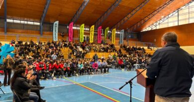 Ceremonia de entrega de becas deportivas en el Gimnasio Municipal Luis Cruz Martínez.
