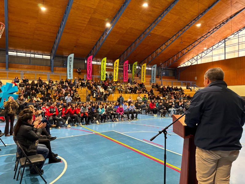 Ceremonia de entrega de becas deportivas en el Gimnasio Municipal Luis Cruz Martínez.