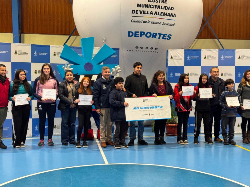 Autoridades y deportistas beneficiados con la Beca de Talento Deportivo 2026.