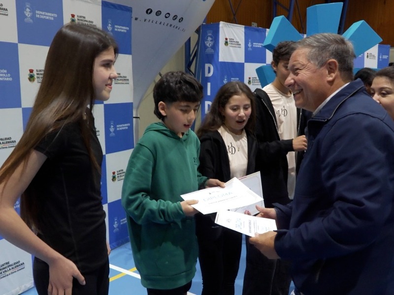 Alcalde de Villa Alemana entregando diplomas a los deportistas destacados.