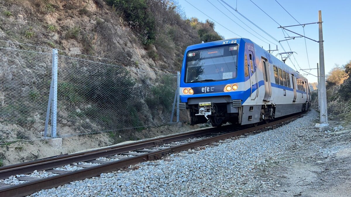 Tren de EFE circulando por el sector de Paso Hondo tras la instalación de mallas de protección.