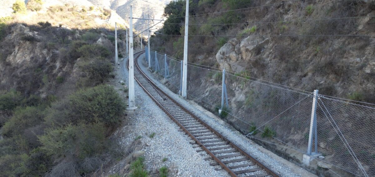 Vista de la vía férrea y el talud reforzado con mallas metálicas de alta resistencia.