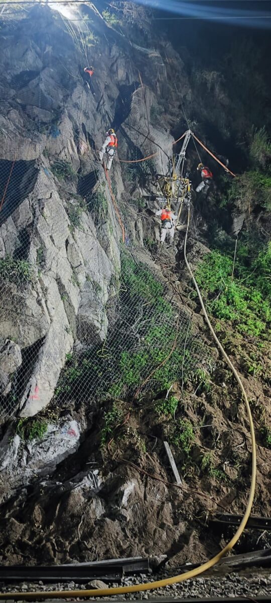 Personal especializado realizando labores de fijación de la estructura metálica en el talud.