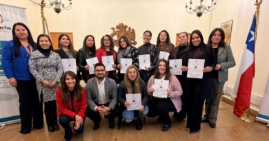 Grupo de alumnos certificados junto a autoridades en la Municipalidad de Limache.