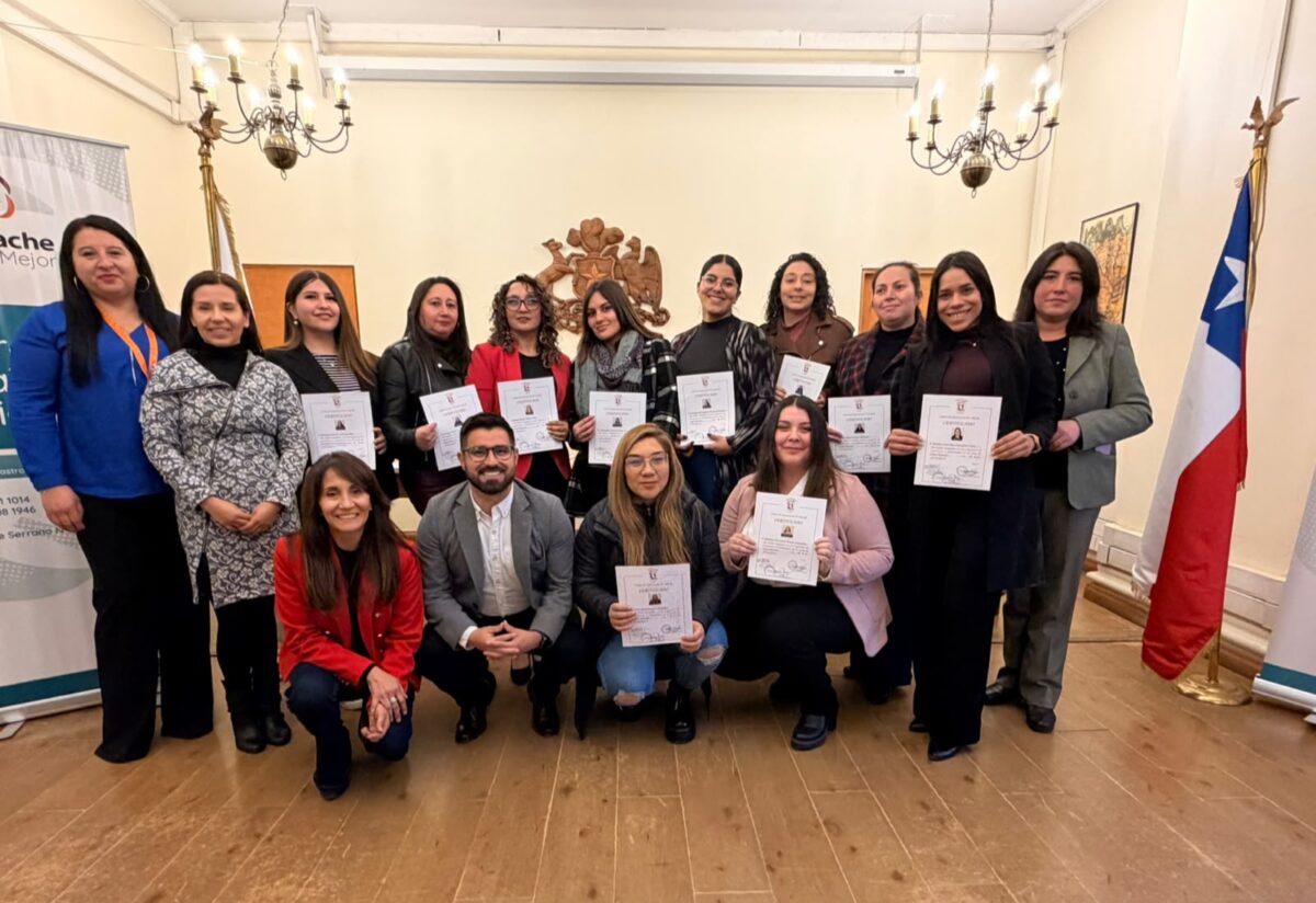 Grupo de alumnos certificados junto a autoridades en la Municipalidad de Limache.
