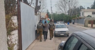 Funcionarios de Carabineros detienen a un sujeto en Villa Alemana.