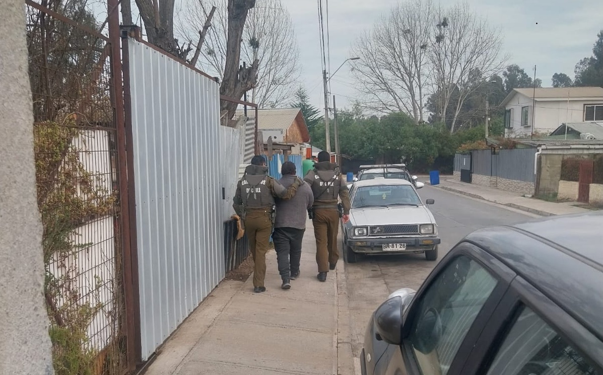 Funcionarios de Carabineros detienen a un sujeto en Villa Alemana.