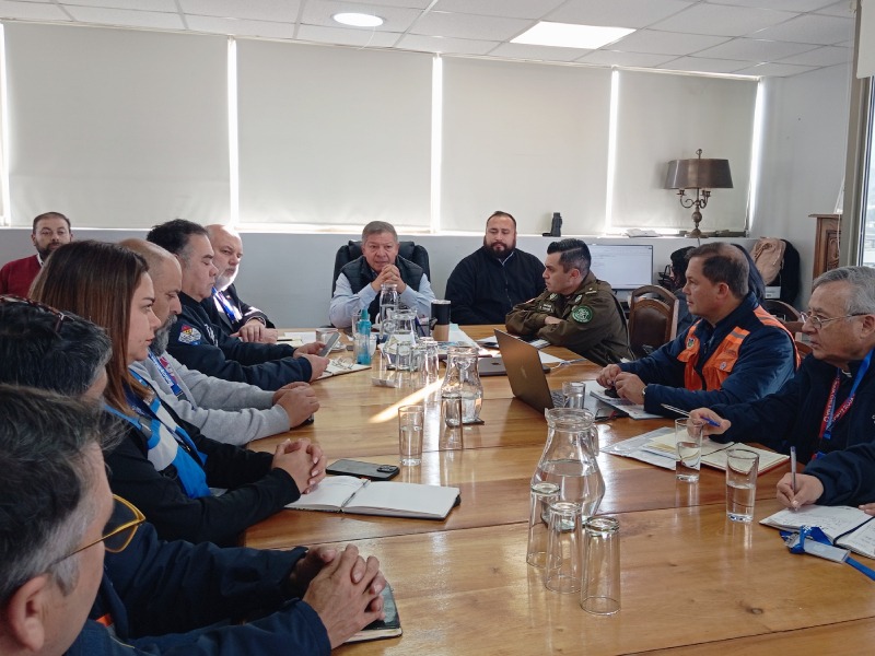 Autoridades y representantes de instituciones de emergencia durante la sesión del COGRID en Villa Alemana.
