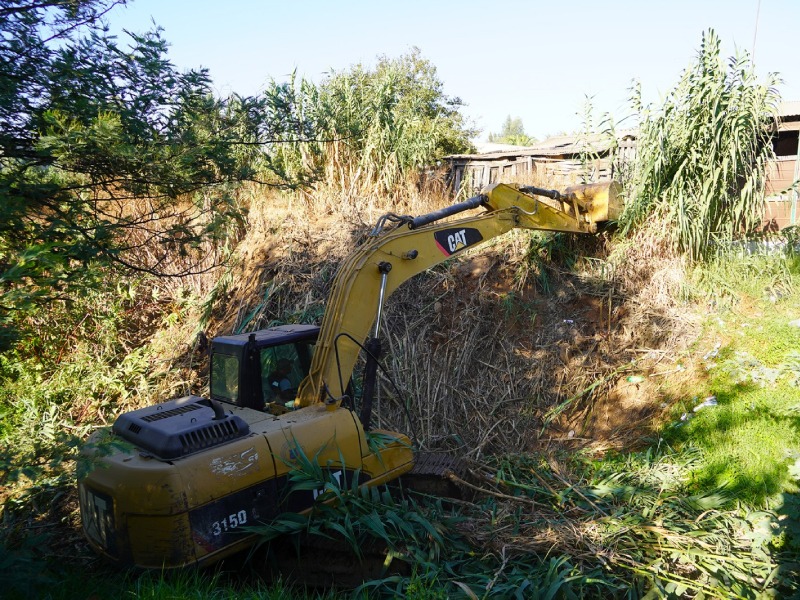 Maquinaria pesada realizando trabajos de mitigación en terreno ante la llegada del sistema frontal.