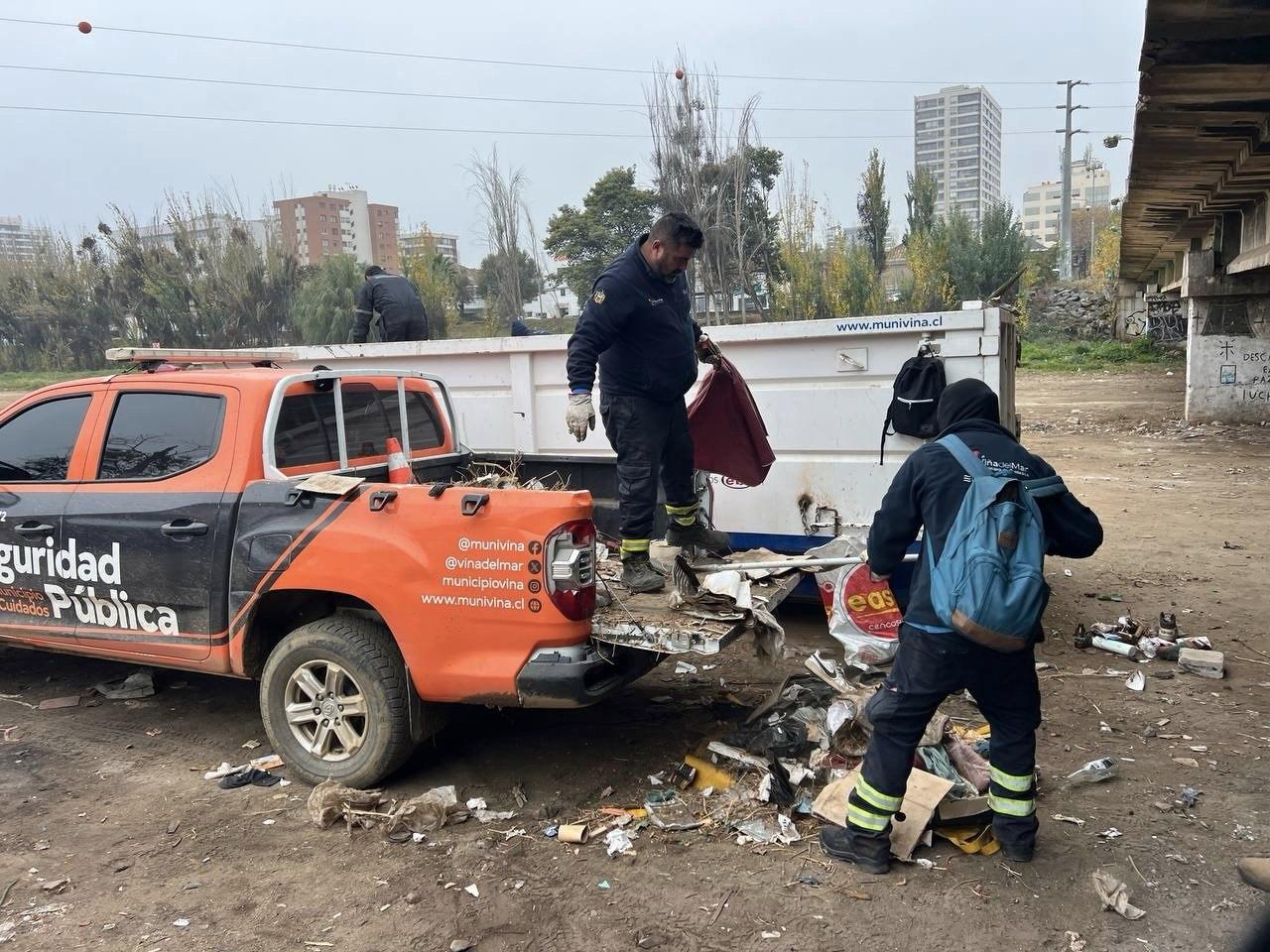 Personal de Seguridad Pública y servicios municipales trabajando en el retiro de desechos en un sector de la comuna.