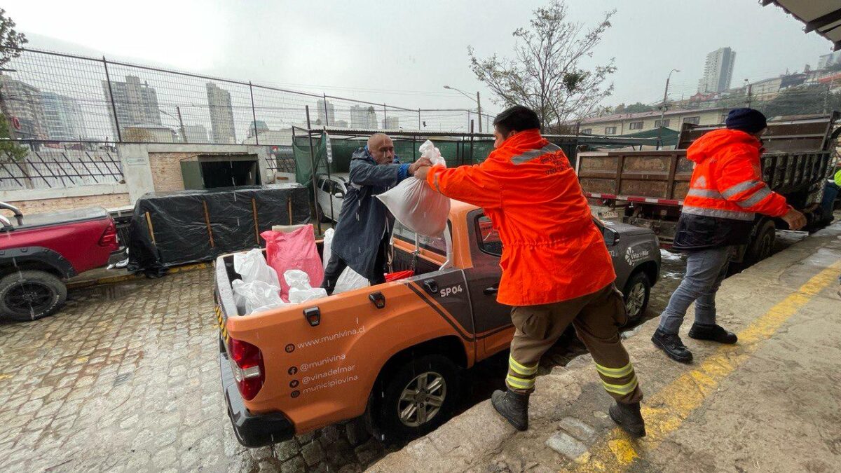 Equipos municipales realizan labores de limpieza y retiro de residuos en la vía pública como parte del Plan Invierno.