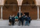 El contratenor Jakub Orliński junto a los músicos de la orquesta Il Pomo d'oro.