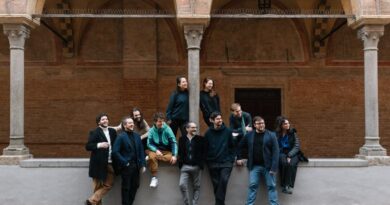 El contratenor Jakub Orliński junto a los músicos de la orquesta Il Pomo d'oro.