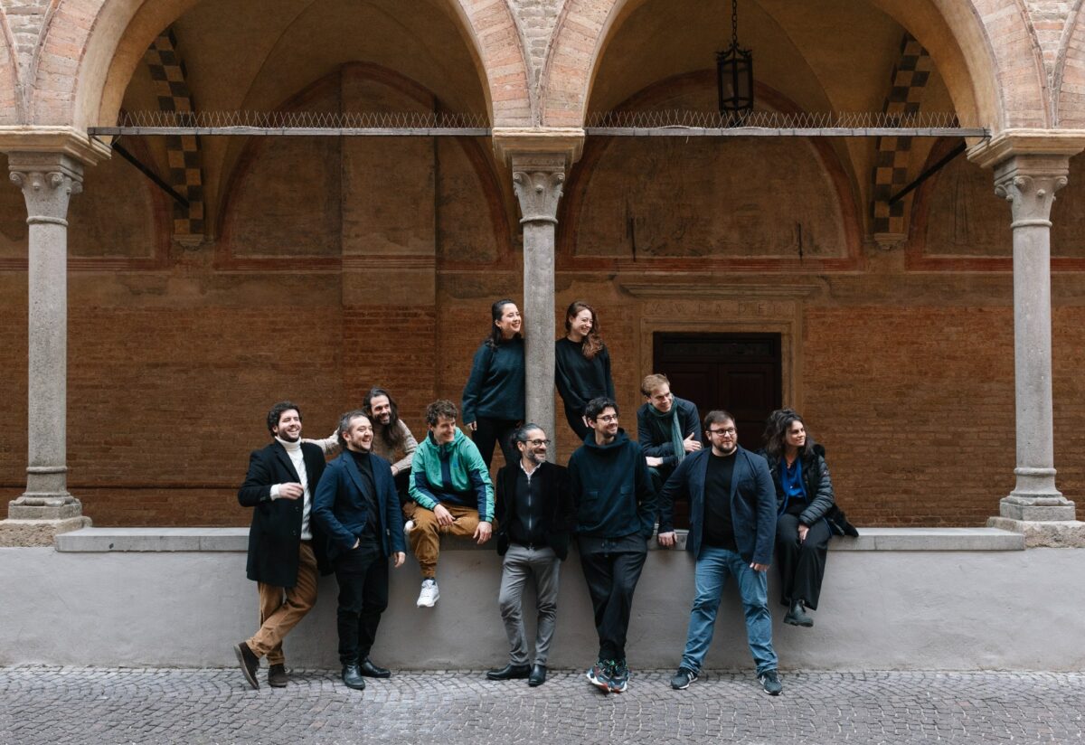 El contratenor Jakub Orliński junto a los músicos de la orquesta Il Pomo d'oro.