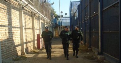Personal de Gendarmería realizando rondas inspectivas en un recinto penitenciario.