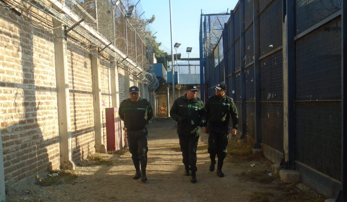 Personal de Gendarmería realizando rondas inspectivas en un recinto penitenciario.