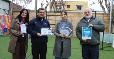 Autoridades durante la entrega de material preventivo en una de las residencias visitadas.