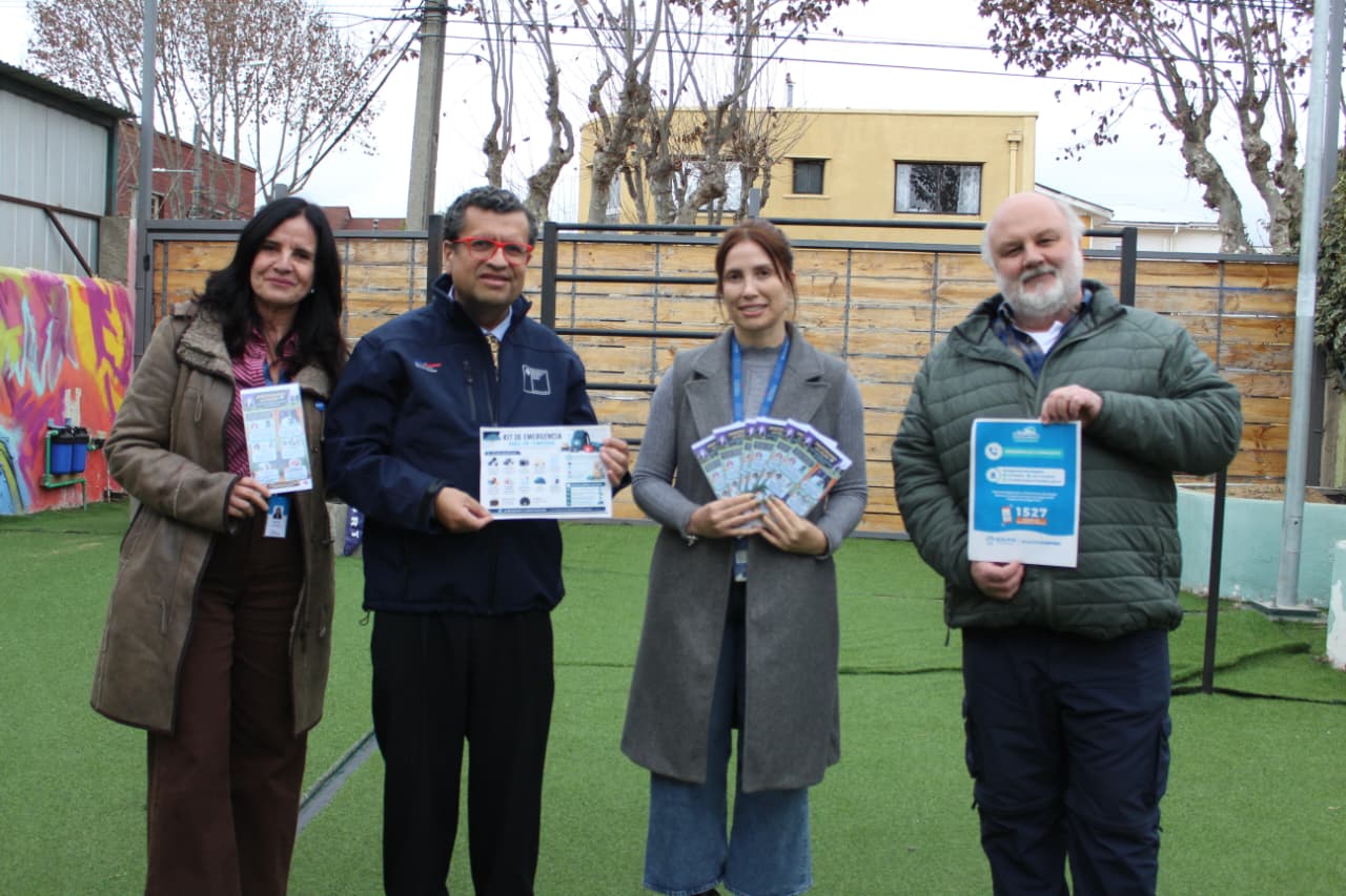 Autoridades durante la entrega de material preventivo en una de las residencias visitadas.