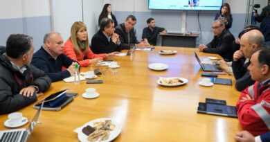 Autoridades y representantes de empresas eléctricas reunidos en mesa de coordinación en Valparaíso.
