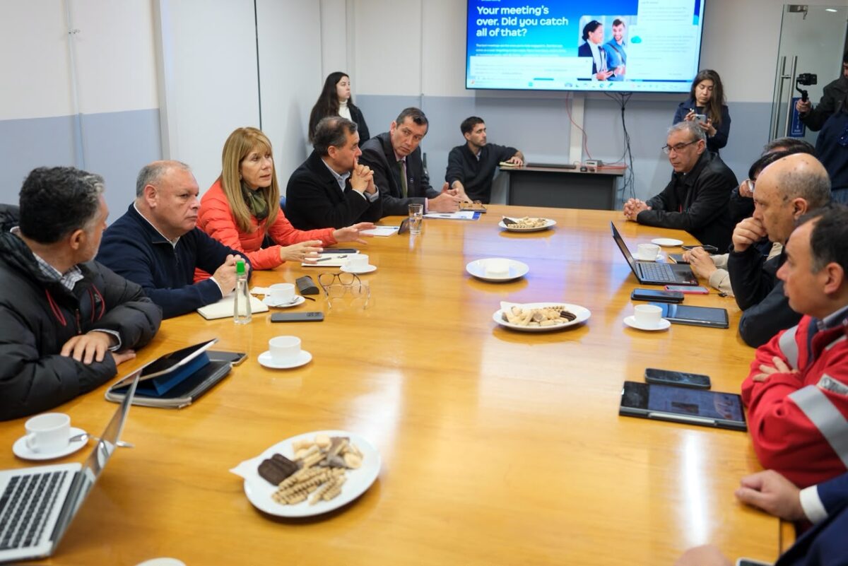 Autoridades y representantes de empresas eléctricas reunidos en mesa de coordinación en Valparaíso.