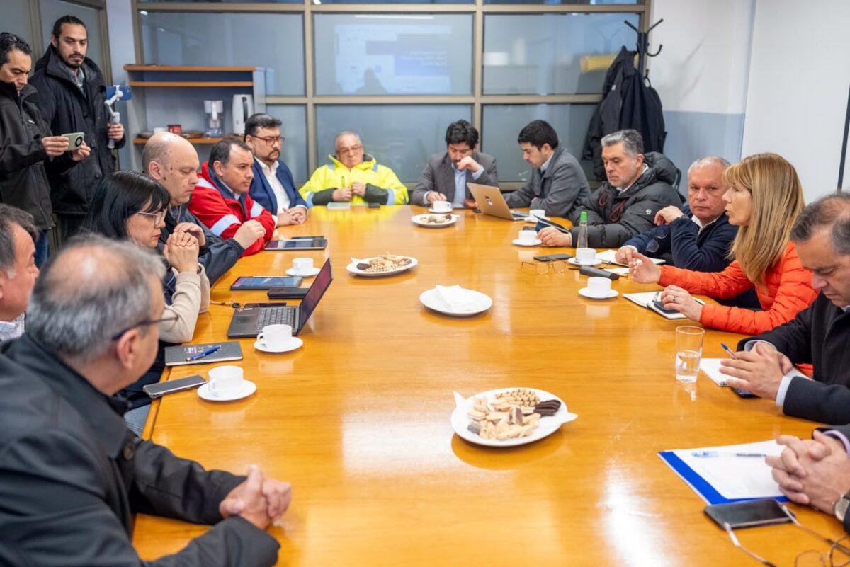 Autoridades regionales analizando la situación eléctrica ante el sistema frontal.