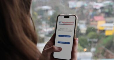 Persona utilizando la aplicación CedulaApp en un teléfono móvil.