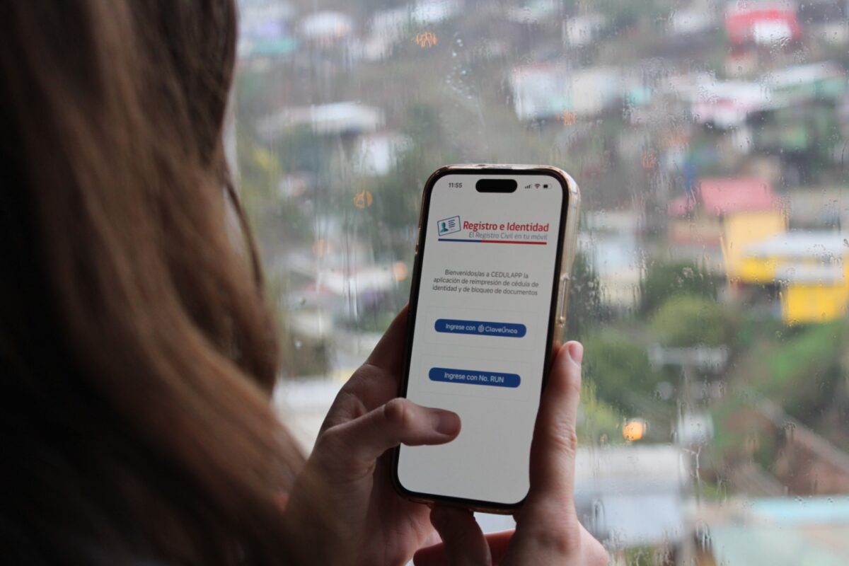 Persona utilizando la aplicación CedulaApp en un teléfono móvil.