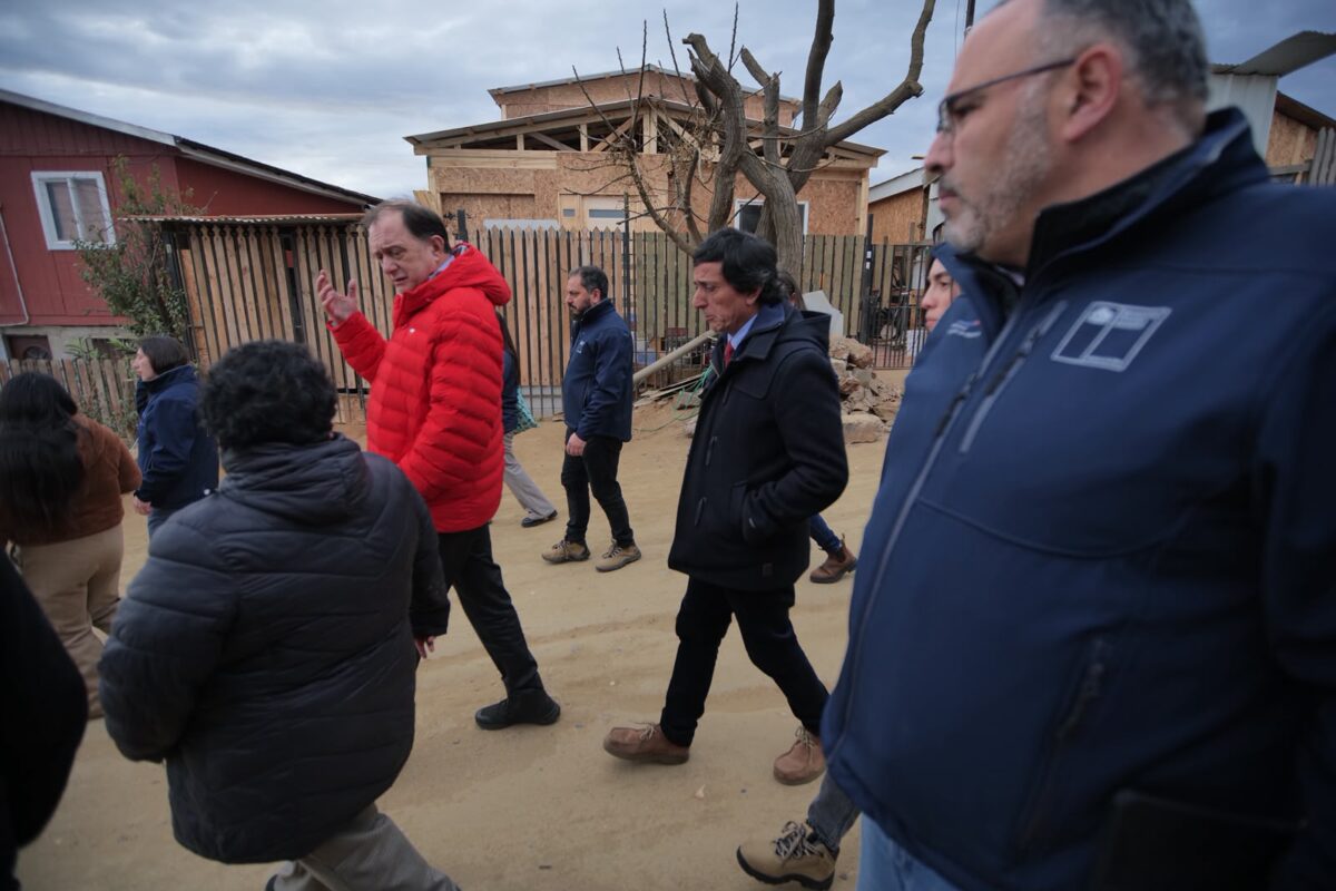 Autoridades y equipos del Minvu inspeccionan el terreno en Lomas Latorre.