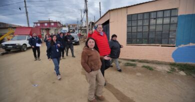 El ministro Ivan Poduje recorre el sector de Lomas Latorre junto a vecinos y equipos técnicos.