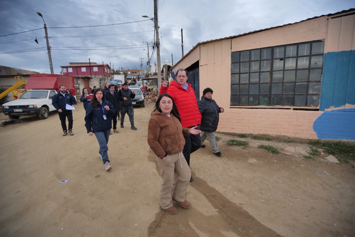 El ministro Ivan Poduje recorre el sector de Lomas Latorre junto a vecinos y equipos técnicos.