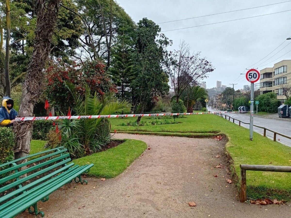 Plaza de Viña del Mar acordonada con cinta de peligro por seguridad.