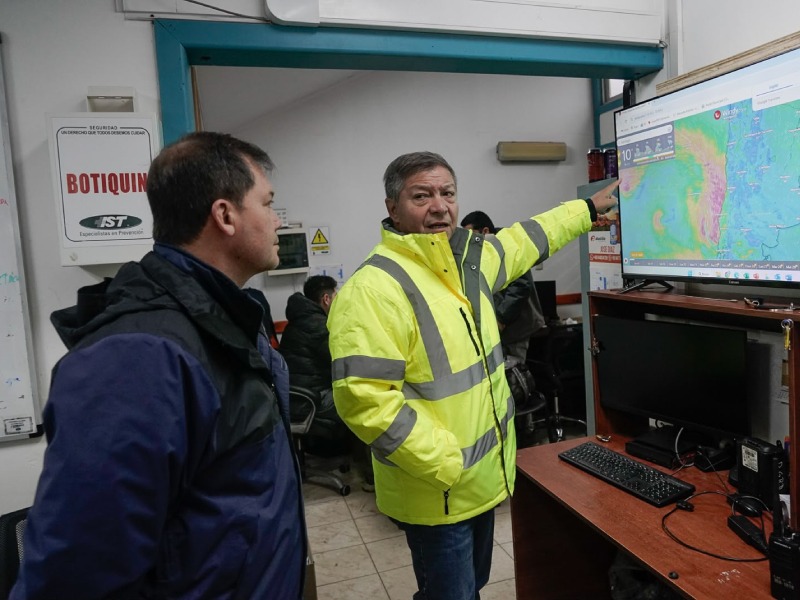 Autoridades locales monitorean el sistema frontal a través de mapas meteorológicos.
