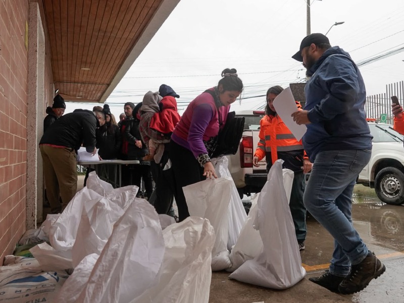 Vecinos reciben materiales de protección y defensas fluviales en dependencias municipales.