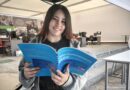 Estudiante revisando material de estudio de chino mandarín en las dependencias del Instituto Confucio Santo Tomás.