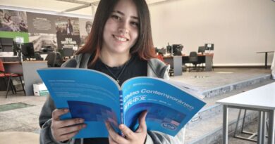 Estudiante revisando material de estudio de chino mandarín en las dependencias del Instituto Confucio Santo Tomás.