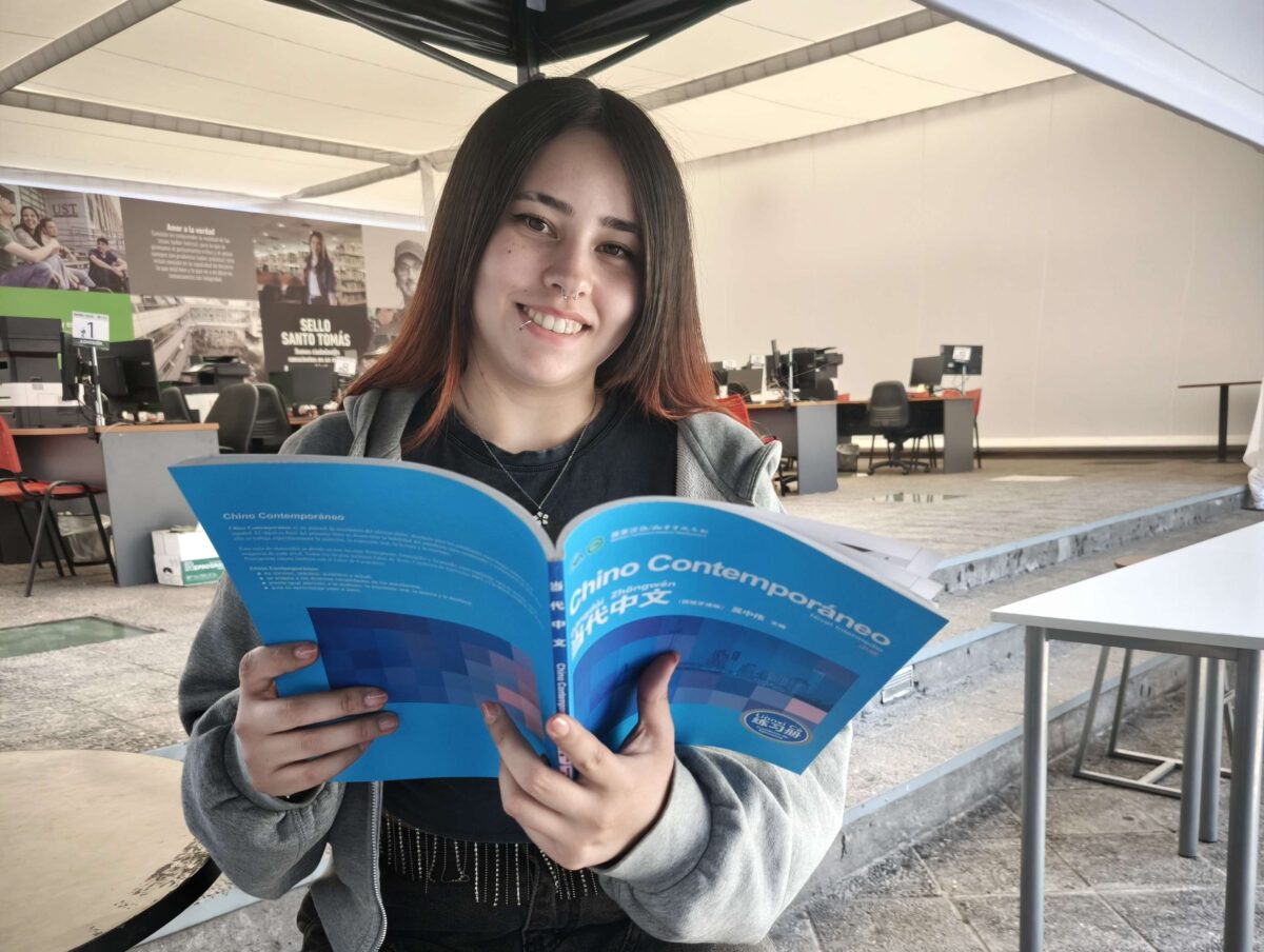 Estudiante revisando material de estudio de chino mandarín en las dependencias del Instituto Confucio Santo Tomás.