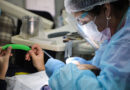 Profesional de salud atendiendo a un paciente en un CESFAM de Valparaíso.