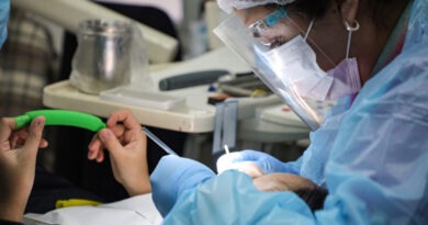 Profesional de salud atendiendo a un paciente en un CESFAM de Valparaíso.