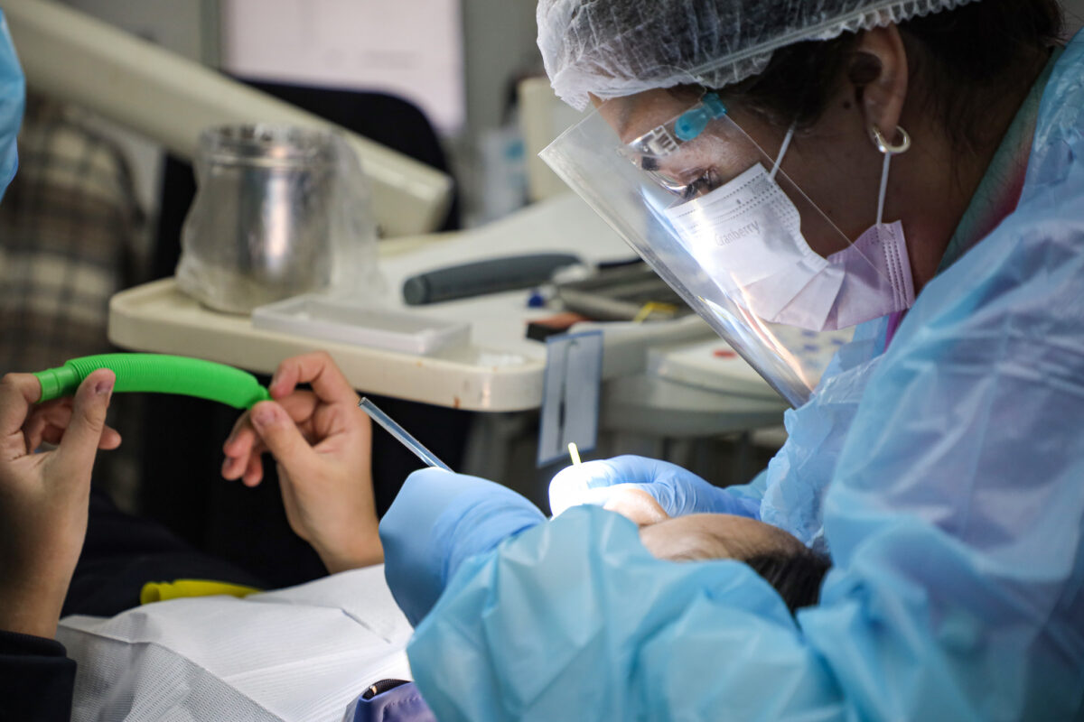 Profesional de salud atendiendo a un paciente en un CESFAM de Valparaíso.