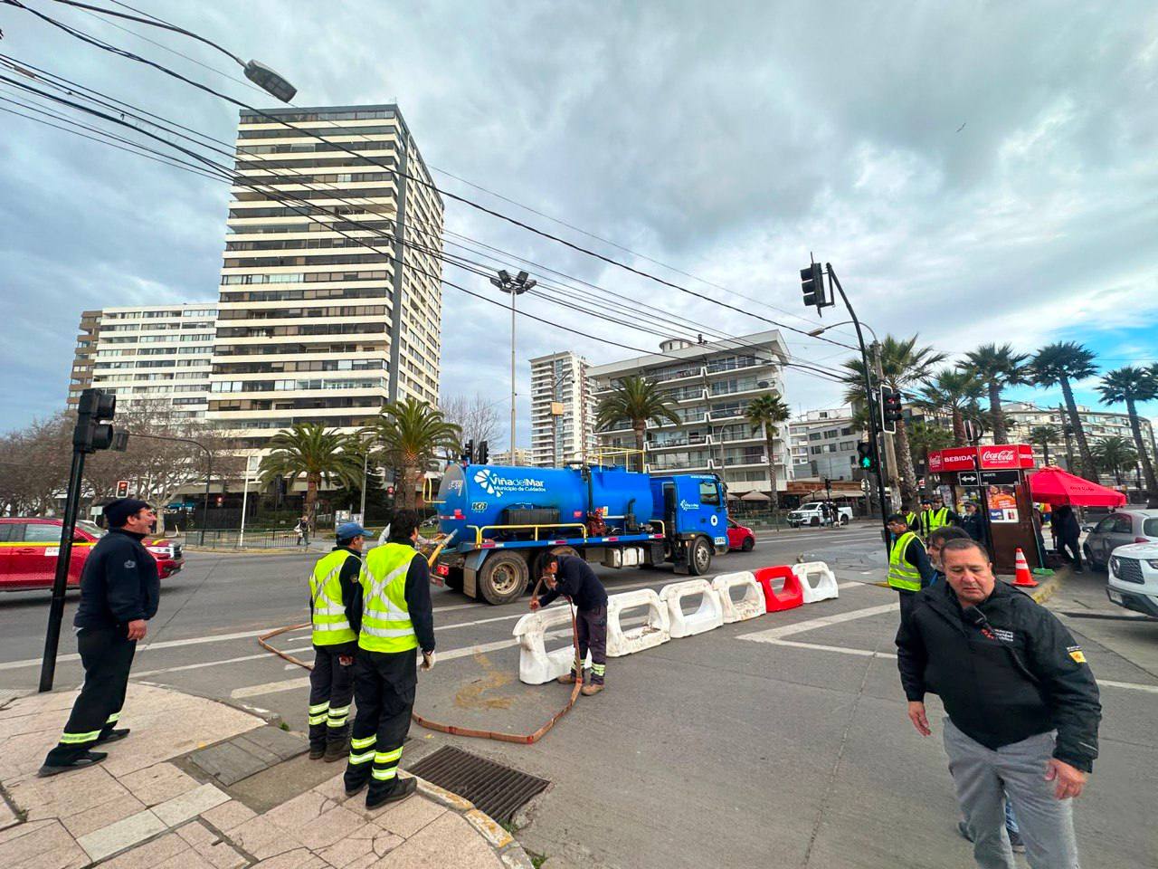 Equipos de emergencia trabajando en el bloqueo de acceso vehicular en el borde costero.