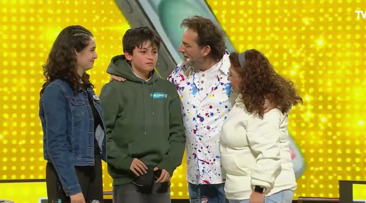 Alonso emocionado junto a su familia y Daniel Fuenzalida tras ganar los premios.