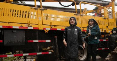 La alcaldesa Macarena Ripamonti recorre sectores afectados junto a equipos municipales durante la emergencia climática.