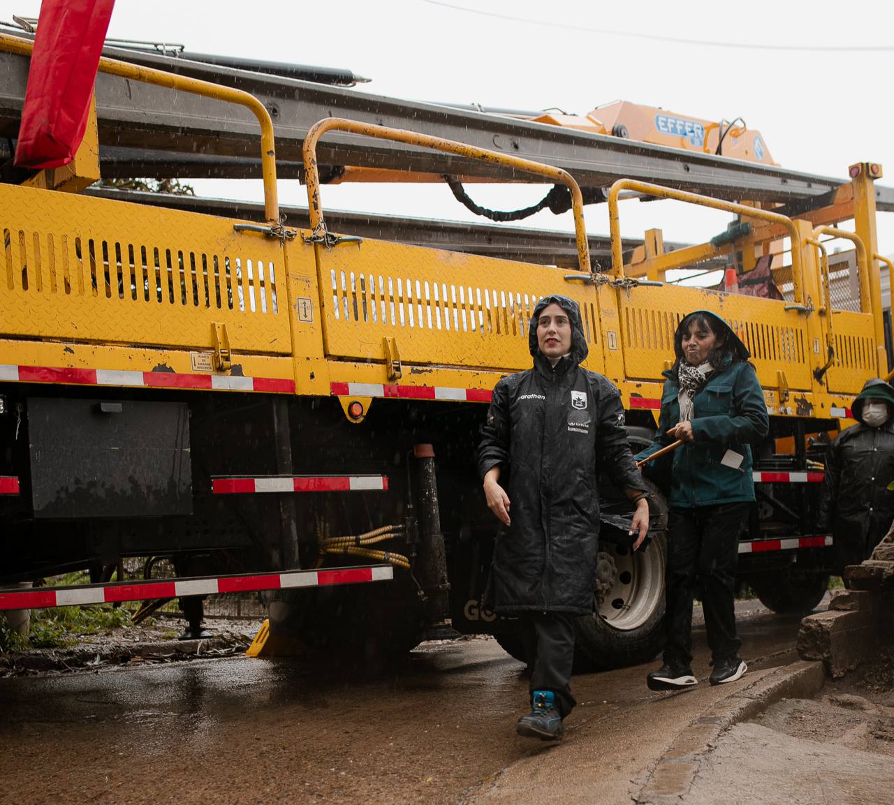 La alcaldesa Macarena Ripamonti recorre sectores afectados junto a equipos municipales durante la emergencia climática.