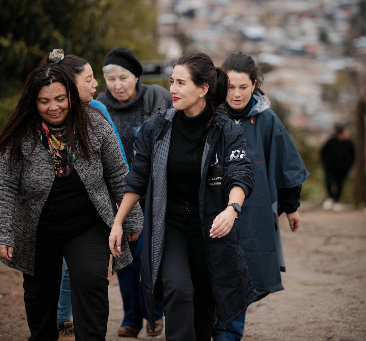 La alcaldesa de Viña del Mar supervisa las labores de ayuda y catastro en las zonas afectadas.