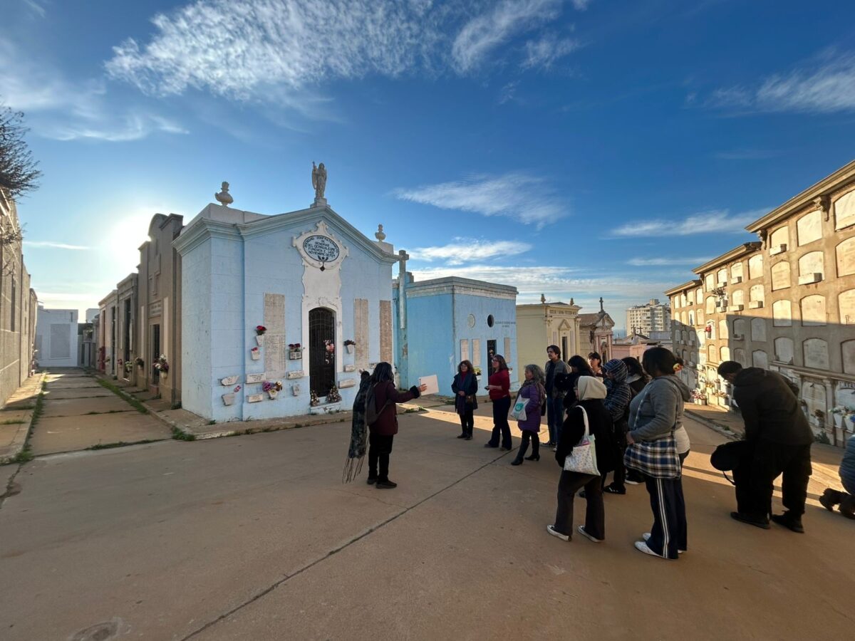 Recorrido de la Ruta Patrimonial de la Memoria Mutualista en el Cementerio N.º 3 de Playa Ancha.