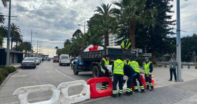 Personal municipal realizando el cierre preventivo de calles en Viña del Mar ante la llegada de marejadas.