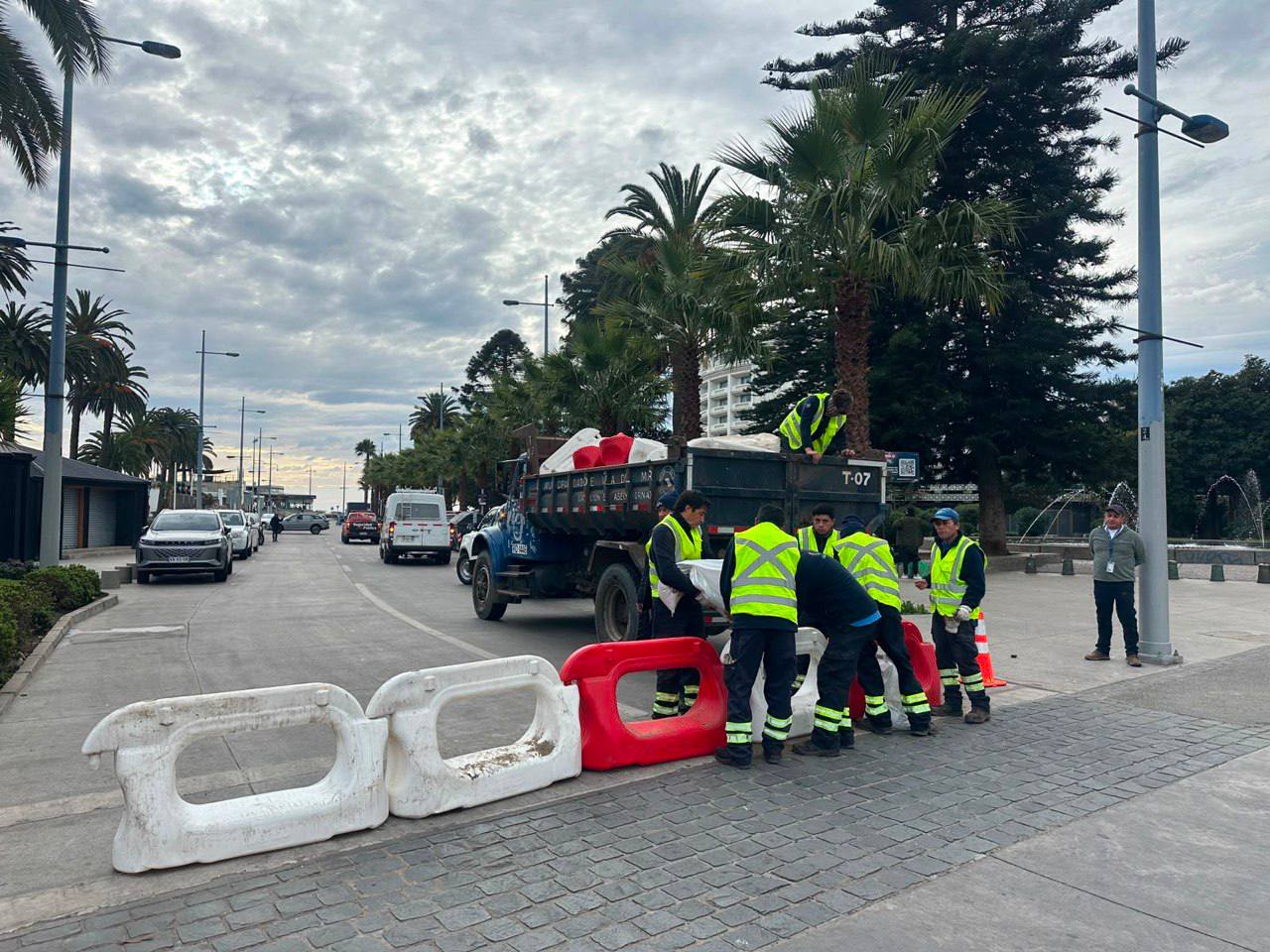 Personal municipal realizando el cierre preventivo de calles en Viña del Mar ante la llegada de marejadas.