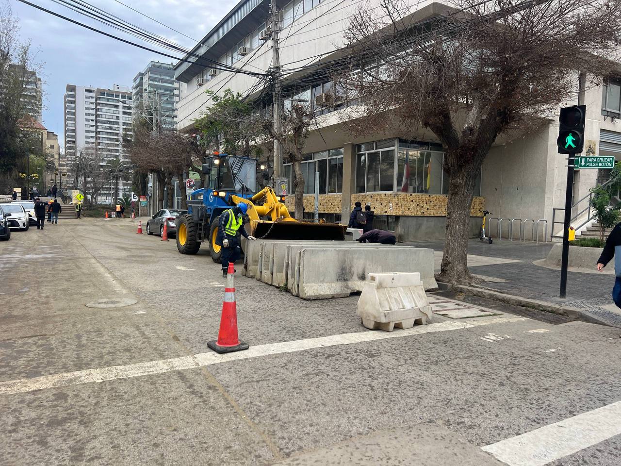 Personal municipal realizando labores de despeje en los accesos al estero.
