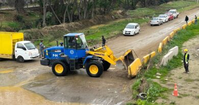 Maquinaria municipal retirando barreras new jersey del estero Marga Marga.